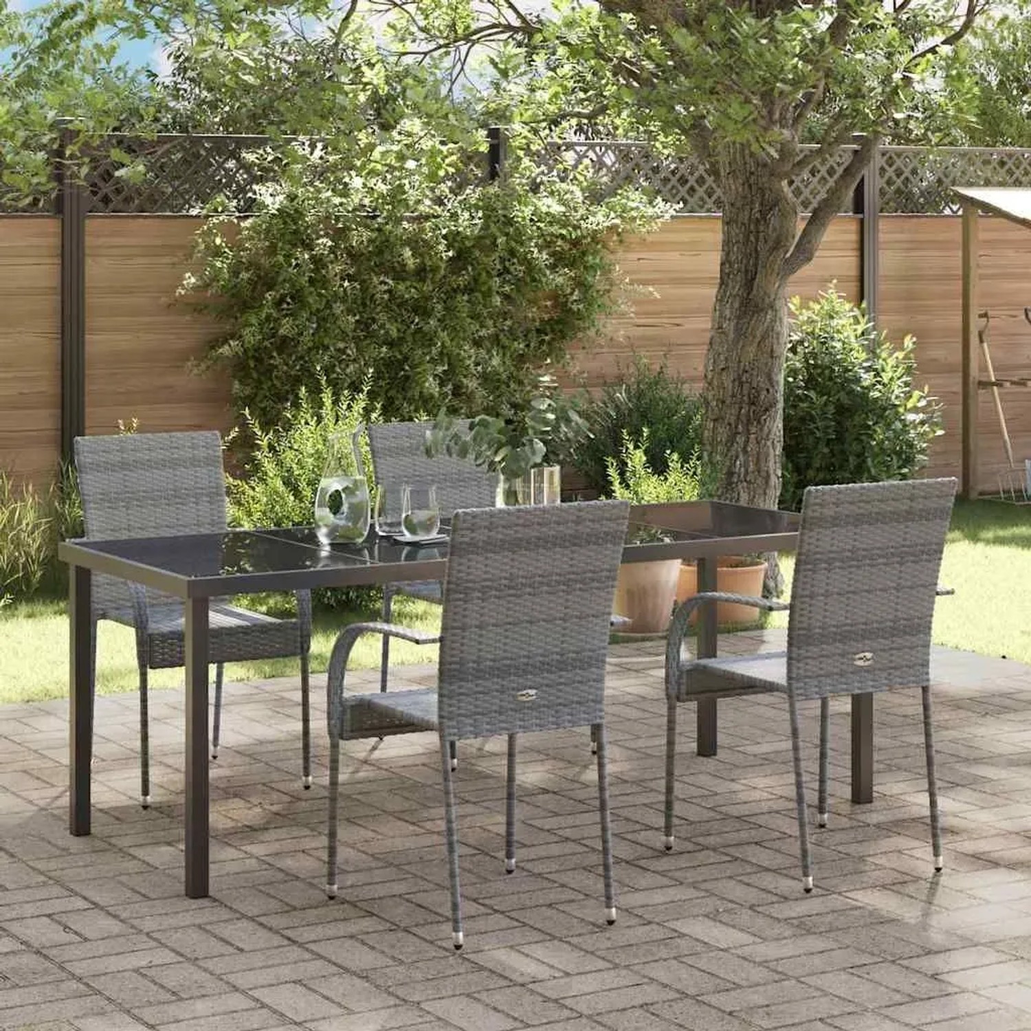 Graue vidaXL Garten Essgruppe aus Poly Rattan mit rechteckigem Tisch und Stühlen auf gepflasterter Terrasse im Garten.