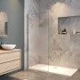 Walk-in Dusche mit 8mm Sicherheitsglas, satiniertem Streifen und hochglanz verchromtem Rahmen in modernem Bad.