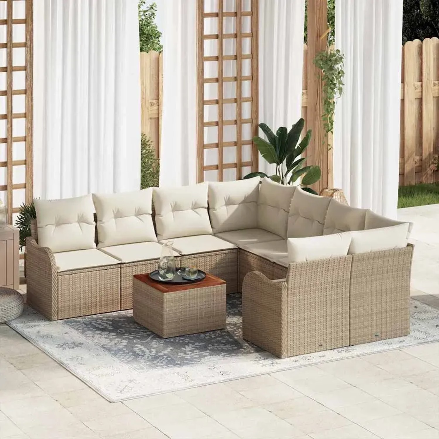 Beige-weißes 9-teiliges Garten-Sofa-Set aus Rattan mit Tisch und Polstern für Terrasse und Garten.