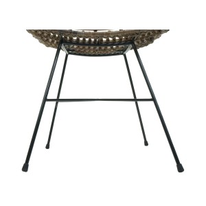 Detailansicht des MCW Esszimmerstuhls M29, Unterseite mit Rattan-Sitzfläche und schwarzem Metallgestell.
