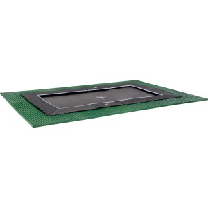 Rechteckiges, schwarzes EXIT Dynamic Bodentrampolin 244x427 cm mit grünen Freezone Sicherheitsplatten.