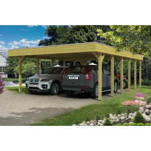 Skan Holz Carport Friesland Doppelcarport aus Holz mit zwei parkenden Autos und Rasentraktor.