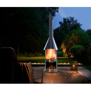 Buschbeck Edelstahlgrill Auckland, gebürsteter Edelstahl, mit brennendem Holz im Feuerraum.