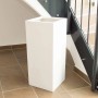 Eleganter, perlmutt-weißer Fiberglas Pflanzkübel Säule (38x38x70cm) im Innenbereich.
