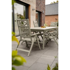 Diephaus Terrassenplatten Rima Quarzit, 60x40 cm, auf einer Terrasse mit Gartenmöbeln.