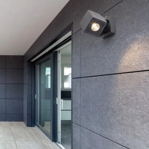 Rendl Bora Außenleuchte, anthrazitgrauer quadratischer LED Wandstrahler IP54, leuchtet warmweiß an moderner Fassade.