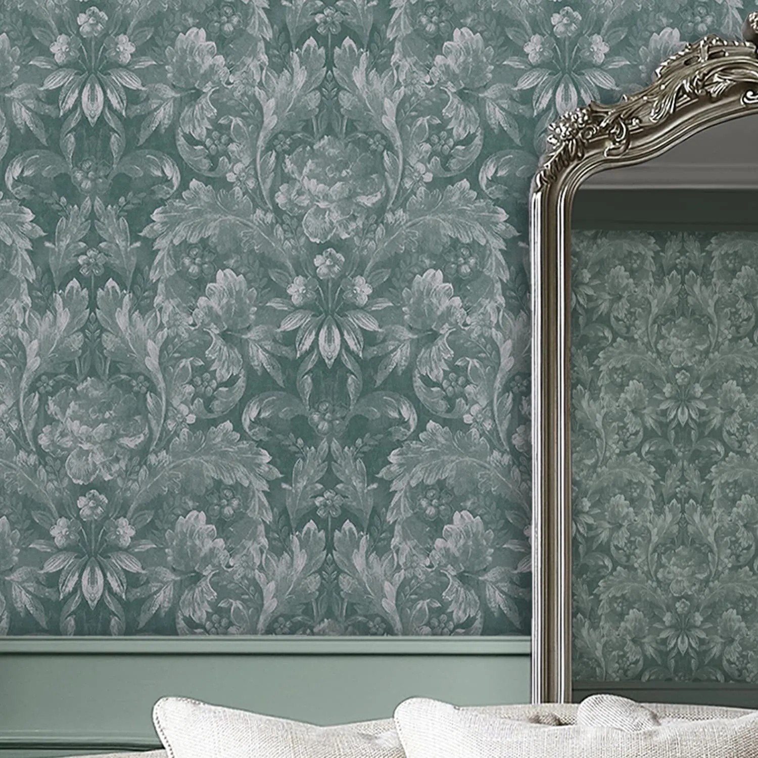 Laura Ashley Vliestapete Apolline Jade Green mit floralem Damastmuster.