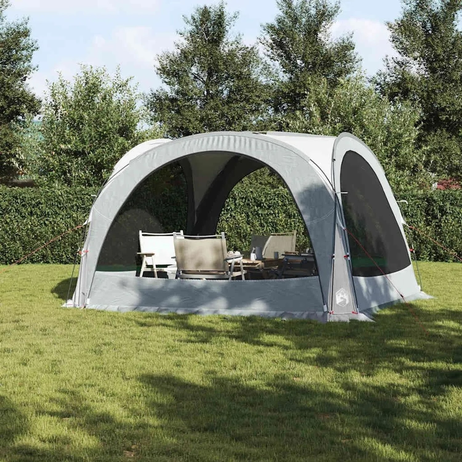 Weißes, wasserdichtes Partyzelt auf grünem Rasen, innen mit Gartenmöbeln. Perfekter Pavillon für Feste.