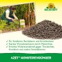 Neudorff Azet Koniferendünger: Düngerkörner, Frau beim Düngen, Produktverpackung im Hintergrund.
