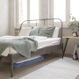 3er Set graue Unterbettkommode aus Polyester mit Sichtfenster unter einem Bett.