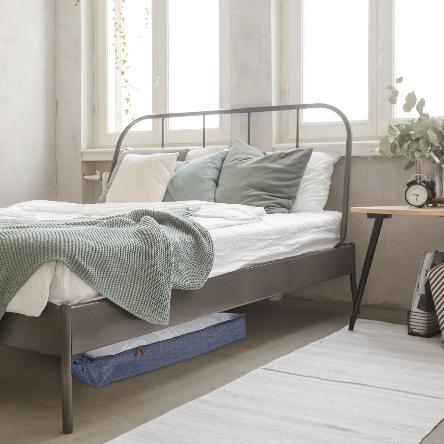 3er Set graue Unterbettkommode aus Polyester mit Sichtfenster unter einem Bett.