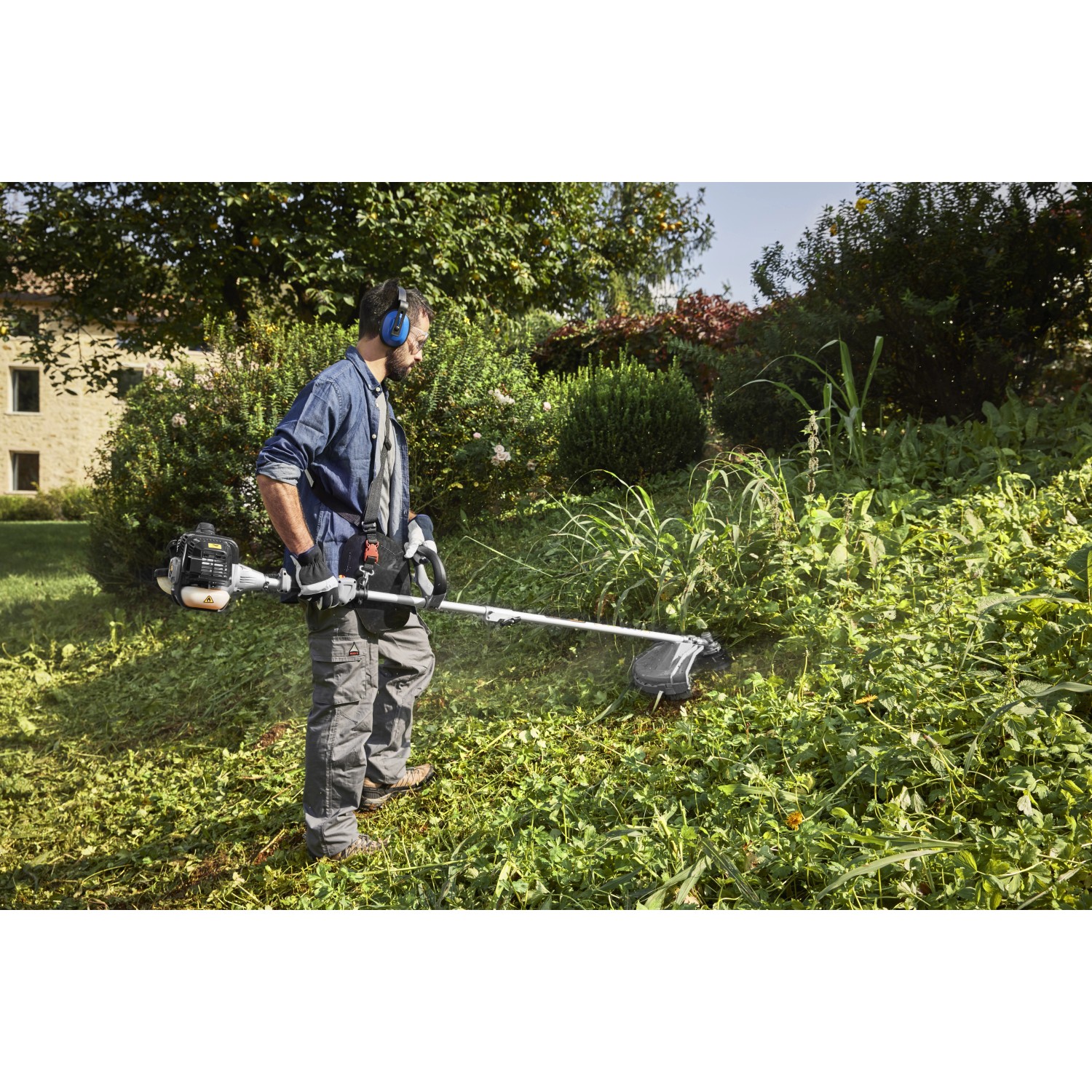 Alpina Benzin-Multi-Tool AMT 26 5 in 1 im Einsatz als Rasentrimmer im Garten.