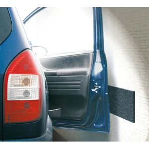 Schellenberg Tür-Protect für Garagenwand: Türkantenschutz aus Schaumstoff, montiert an Garagenwand neben geöffneter Autotür.