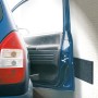 Schellenberg Tür-Protect für Garagenwand: Türkantenschutz aus Schaumstoff, montiert an Garagenwand neben geöffneter Autotür.