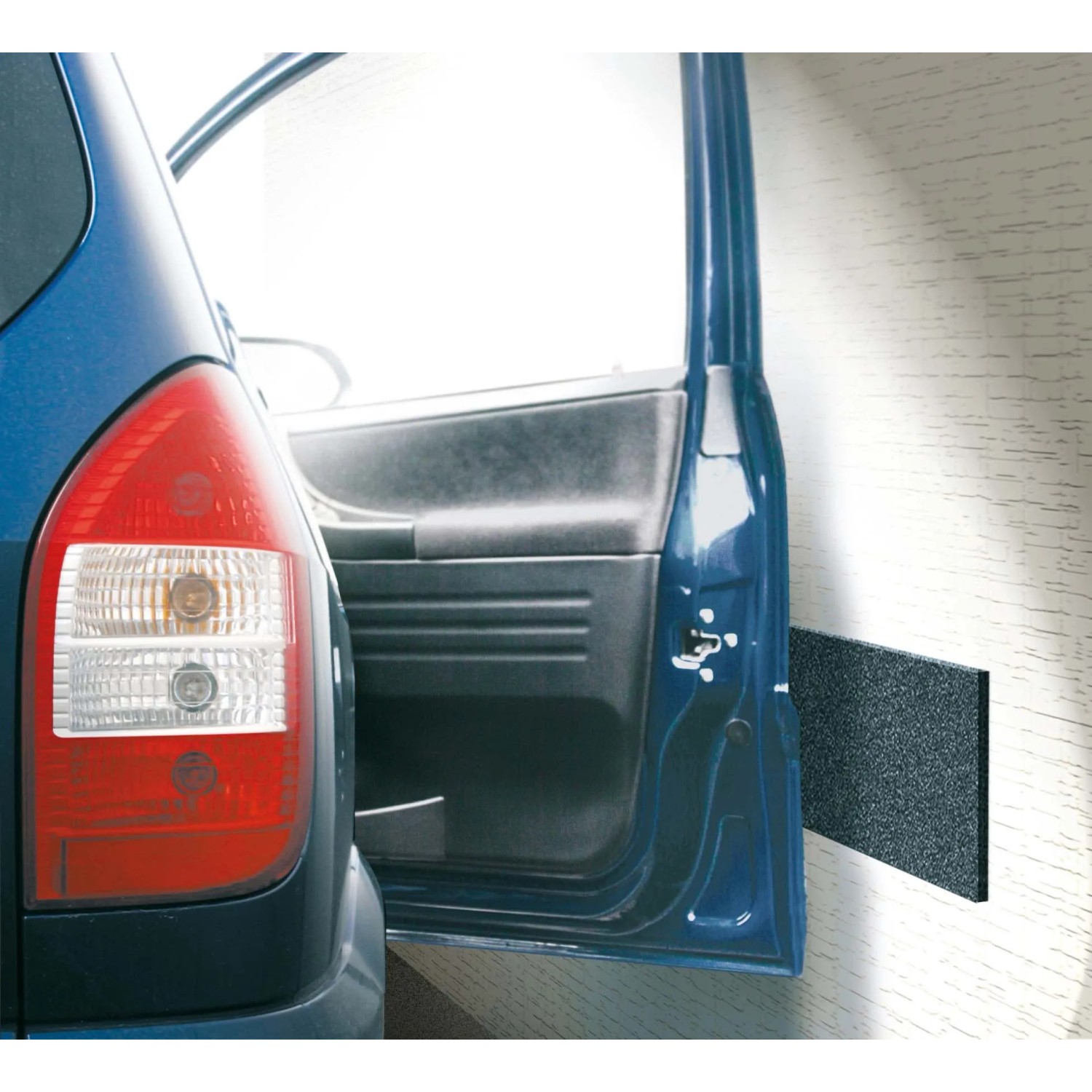 Schellenberg Tür-Protect für Garagenwand: Türkantenschutz aus Schaumstoff, montiert an Garagenwand neben geöffneter Autotür.