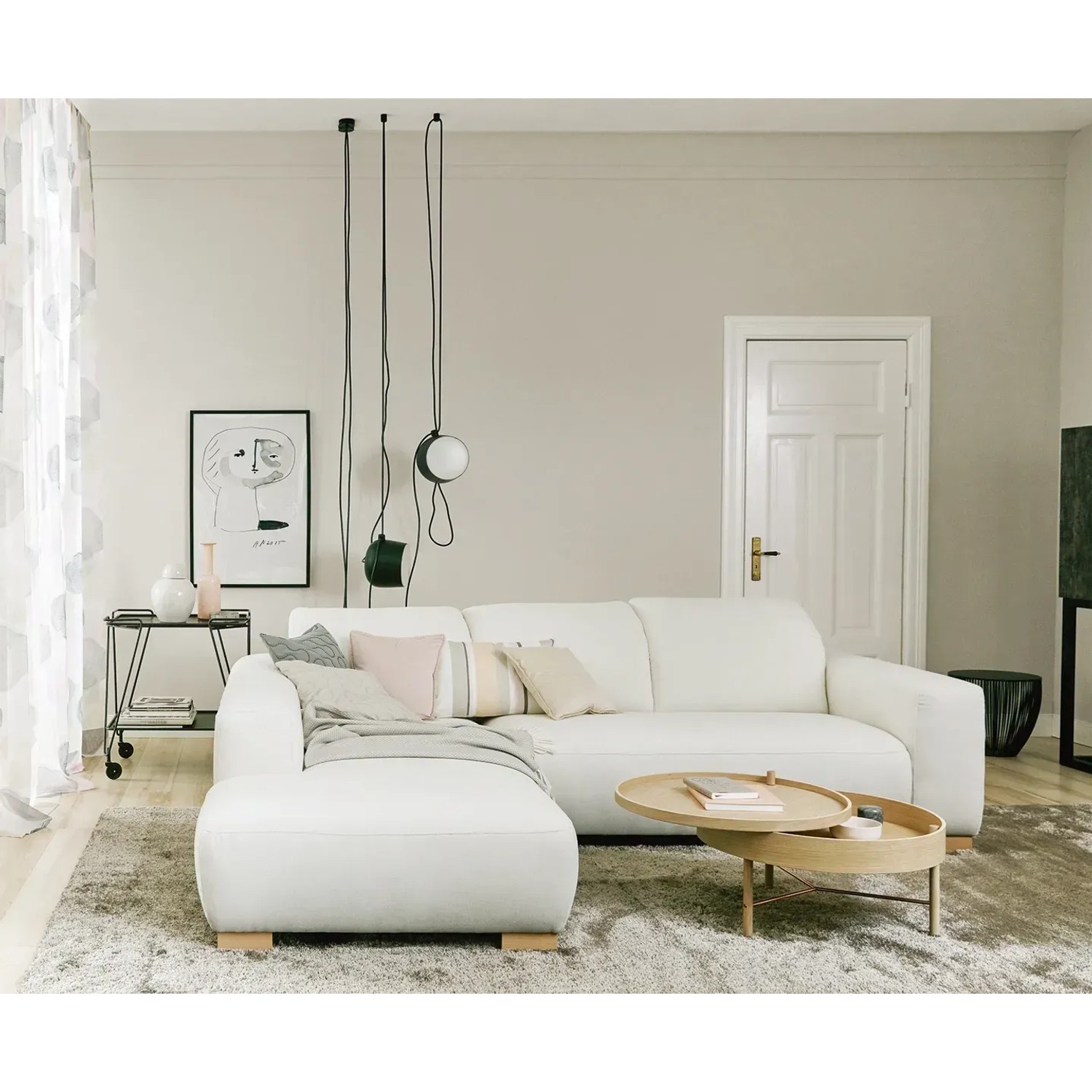 Wohnraum in Moon: Weißes Sofa vor Wand in Schöner Wohnen Trendfarbe Moon matt.