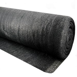 Aufgerollte, dunkelgrüne Aquagart Maulwurfsperre (88m²) aus engmaschigem HDPE-Gewebe.