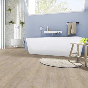 Badezimmer mit hellem Project Floors Klebe-Vinylboden Home/30 in Eichenholzoptik.