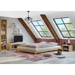 Flaches Doppelbett aus Kiefer Massivholz 160x200 mit Rollrost im Schlafzimmer mit Dachschräge.