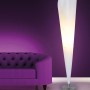 Weiße Näve Stehleuchte Tulip im Design-Look, passend zu moderner Einrichtung.