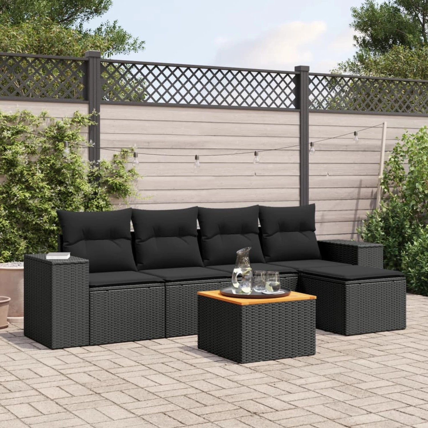 Schwarze 6-tlg. Garten-Sofagarnitur aus Poly Rattan mit Kissen und Tisch für Terrasse & Garten.