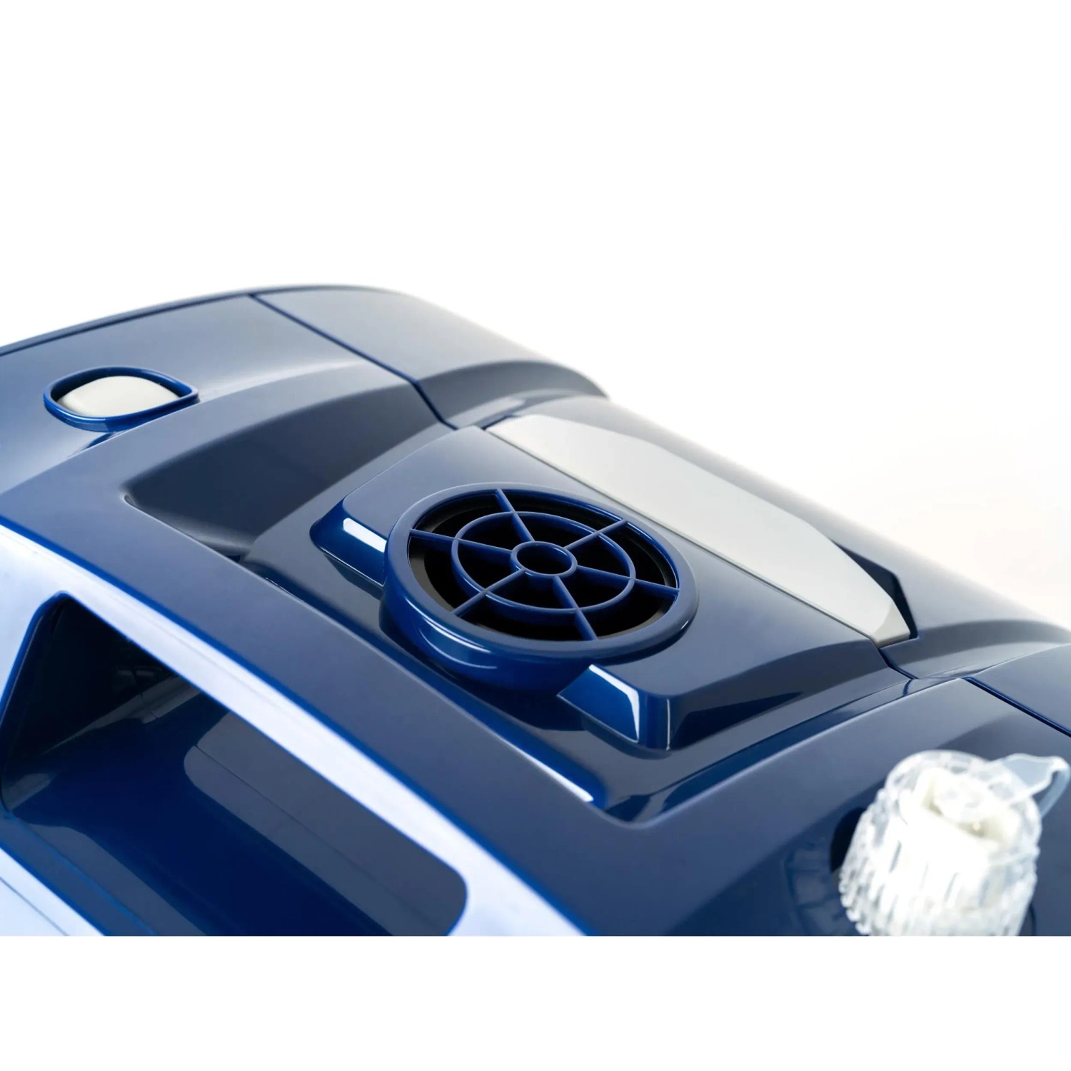 Detailaufnahme: Blauer CF Poolroboter CF200CL mit Lüftungsgitter.