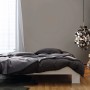 Schlafzimmer mit Wand in Schöner Wohnen Trendfarbe Manhattan, seidenglänzend.