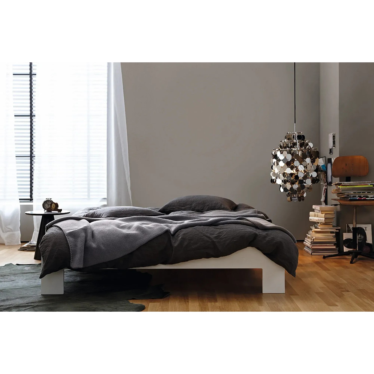 Schlafzimmer mit Wand in Schöner Wohnen Trendfarbe Manhattan, seidenglänzend.