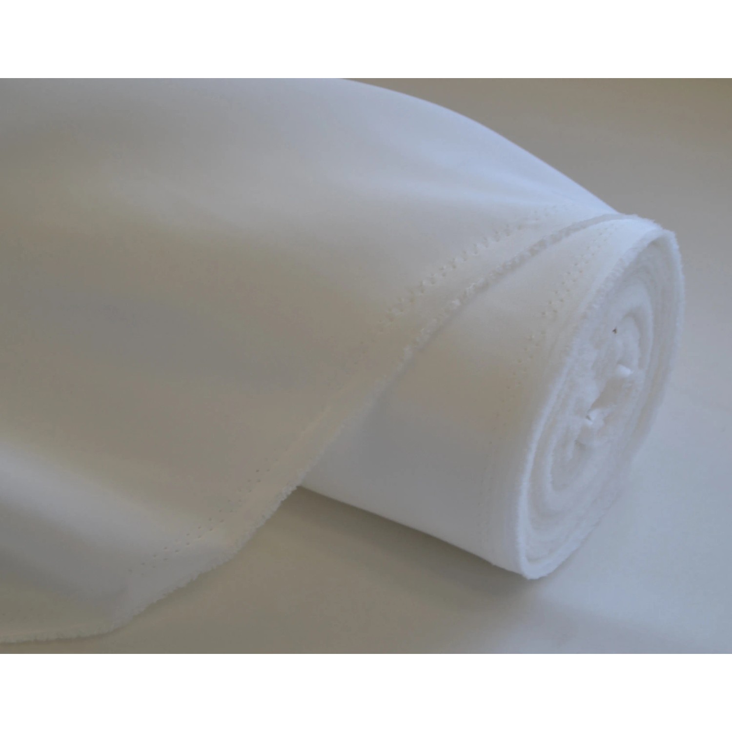 Weißer Peddy Shield Sonnensegel-Polyesterstoff (Meterware, 205 cm breit) auf Rolle.