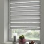 Gardinia Doppelrollo EasyFix, 90x150 cm, grau, am Fenster mit Deko.