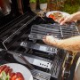 Char-Broil Gas2Coal 330 Kombigrill: Grillrost wird eingesetzt. Gas- und Holzkohlegrill in einem.