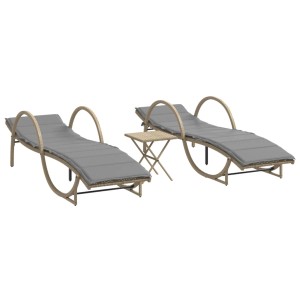 Beige Sonnenliegen 2er Set mit Tisch aus Poly Rattan für den Garten.