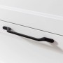 Detailaufnahme: Schublade des Held Möbel Unterschranks Padua, matt weiß mit schwarzem Griff.