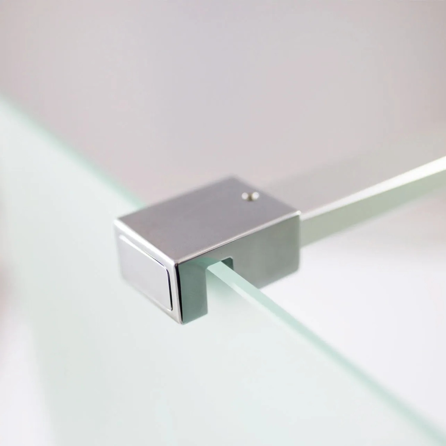 Detailaufnahme: Breuer Quick72 Panorama Seitenwand, Chrom-Profil, Klarglas.