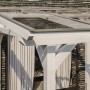 Freistehende, weiße Skan Holz Terrassenüberdachung Siena mit klarer Polycarbonat-Dacheindeckung.