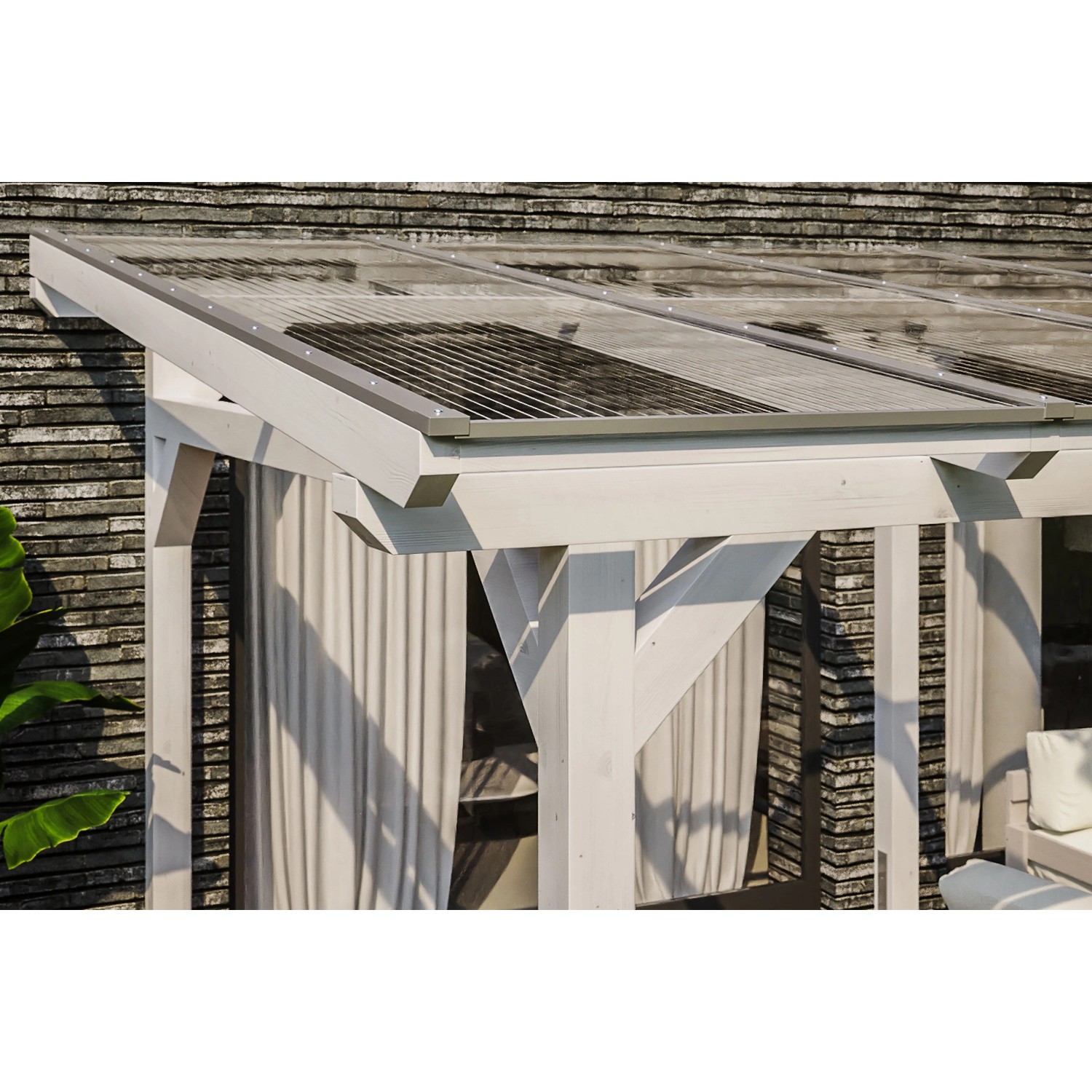 Freistehende, weiße Skan Holz Terrassenüberdachung Siena mit klarer Polycarbonat-Dacheindeckung.
