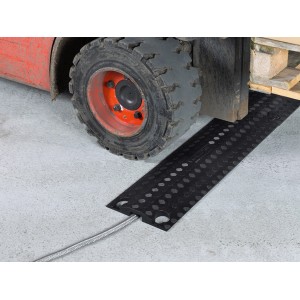 Schwarze D-Line Kabelrampe (765mm) unter Reifen eines Gabelstaplers. Schützt Kabel und vermeidet Stolperfallen.
