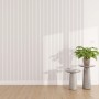 Weißes Akustikpaneel mit filzbeschichteter Wandverkleidung und Holzfußboden. Dekorative Raumgestaltung.
