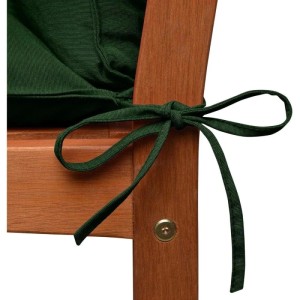 Dunkelgrünes Befestigungsband der Deckchairauflage am Holzstuhl, fest gebunden. Sichert die Gartenstuhlauflage.