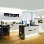 Moderne Küche mit Paulmann MaxLED 1000 LED-Streifen für stimmungsvolle Beleuchtung unter den Hängeschränken und der Kücheninsel.