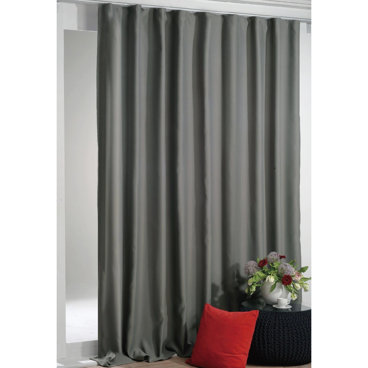 Anthrazitfarbene Verdunkelungsgardine Shadow, 135x295 cm, mit Universalband für Fenstervorhänge.