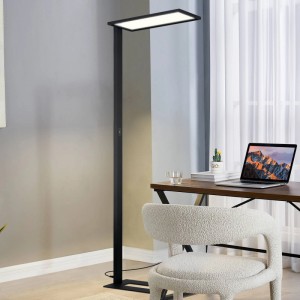 Schwarze, dimmbare LED Bürostehleuchte Taronis aus Aluminium im modernen Arbeitszimmer.