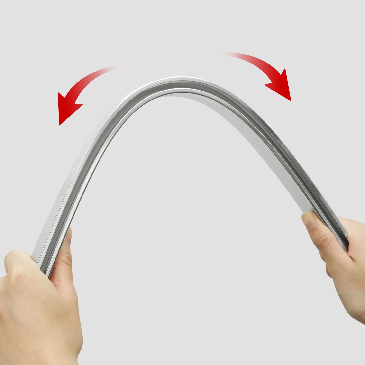 Flexible, chromfarbene Euroshowers Duschvorhangstange, formbar, 300 cm lang.