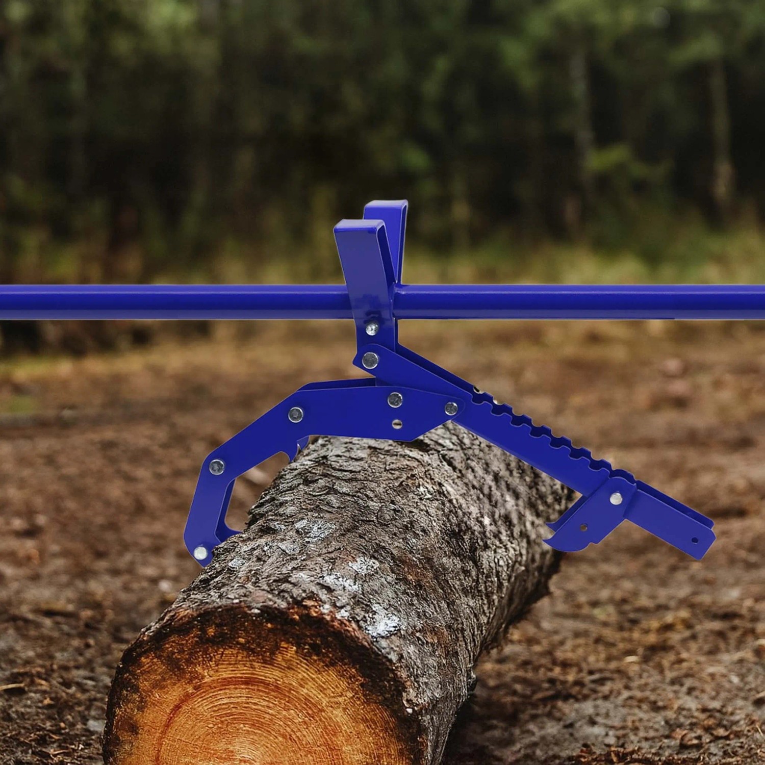 Blauer Xpotool 5-in-1 Holzheber hebt einen Baumstamm im Wald. Multifunktionaler Stammheber für Forstarbeiten bis 50 cm Ø.