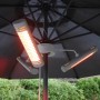Vasner Schirm-Heizstrahler Umbrella X30 (3 Stk.) in Silber unter einem Sonnenschirm. Elektrische Heizgeräte für den Außenbereich.
