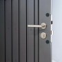 Dunkelgraue Metall-Doppeltür des Biohort Gerätehauses mit silbernem Edelstahl-Griff und sicherem Zylinderschloss.