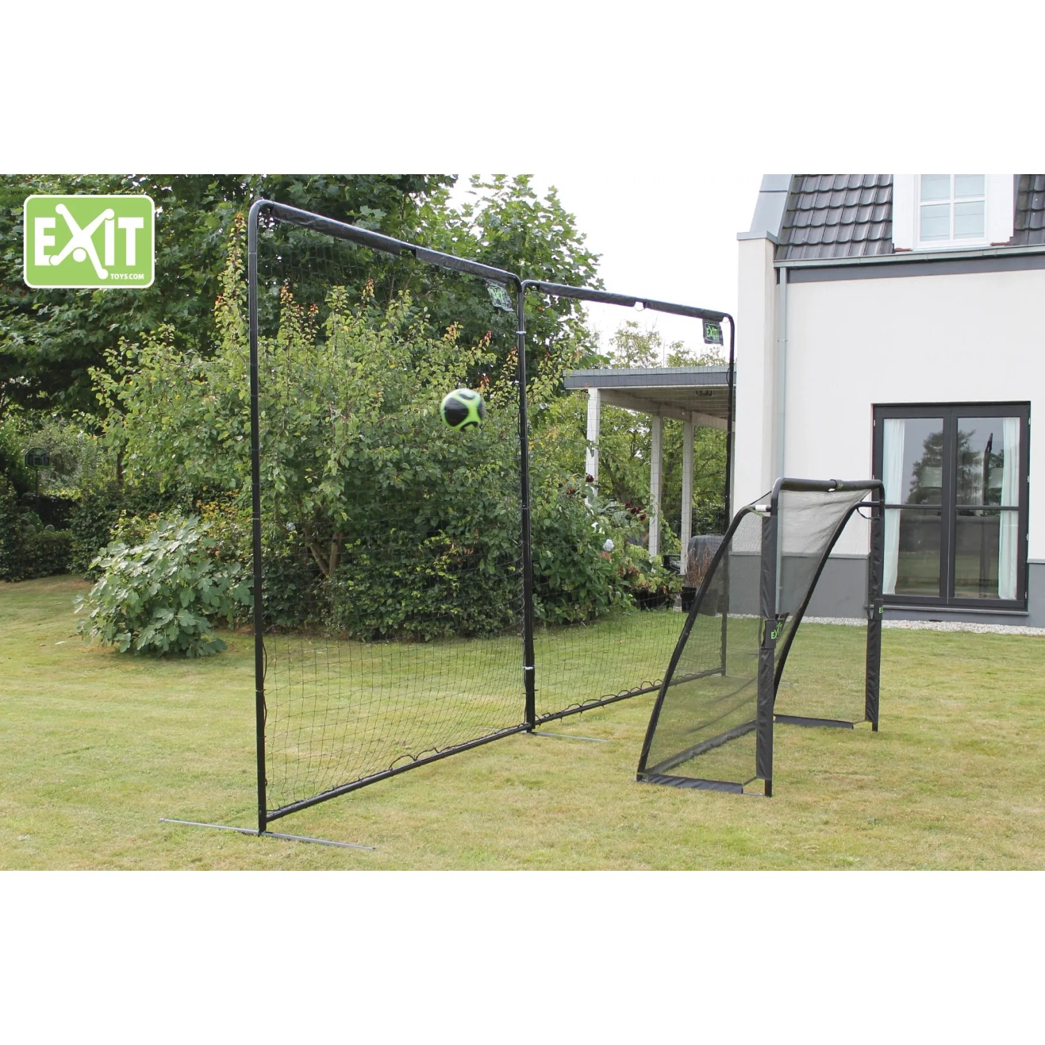 EXIT Backstop Sportnetz 300x600cm im Garten mit Ball und Tor.