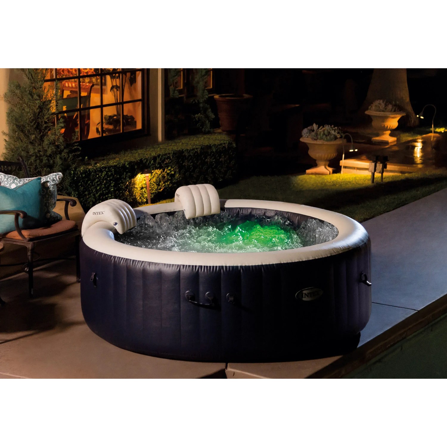 Intex PureSpa Plus aufblasbarer Whirlpool mit LED-Beleuchtung und Kopfstützen im Garten.