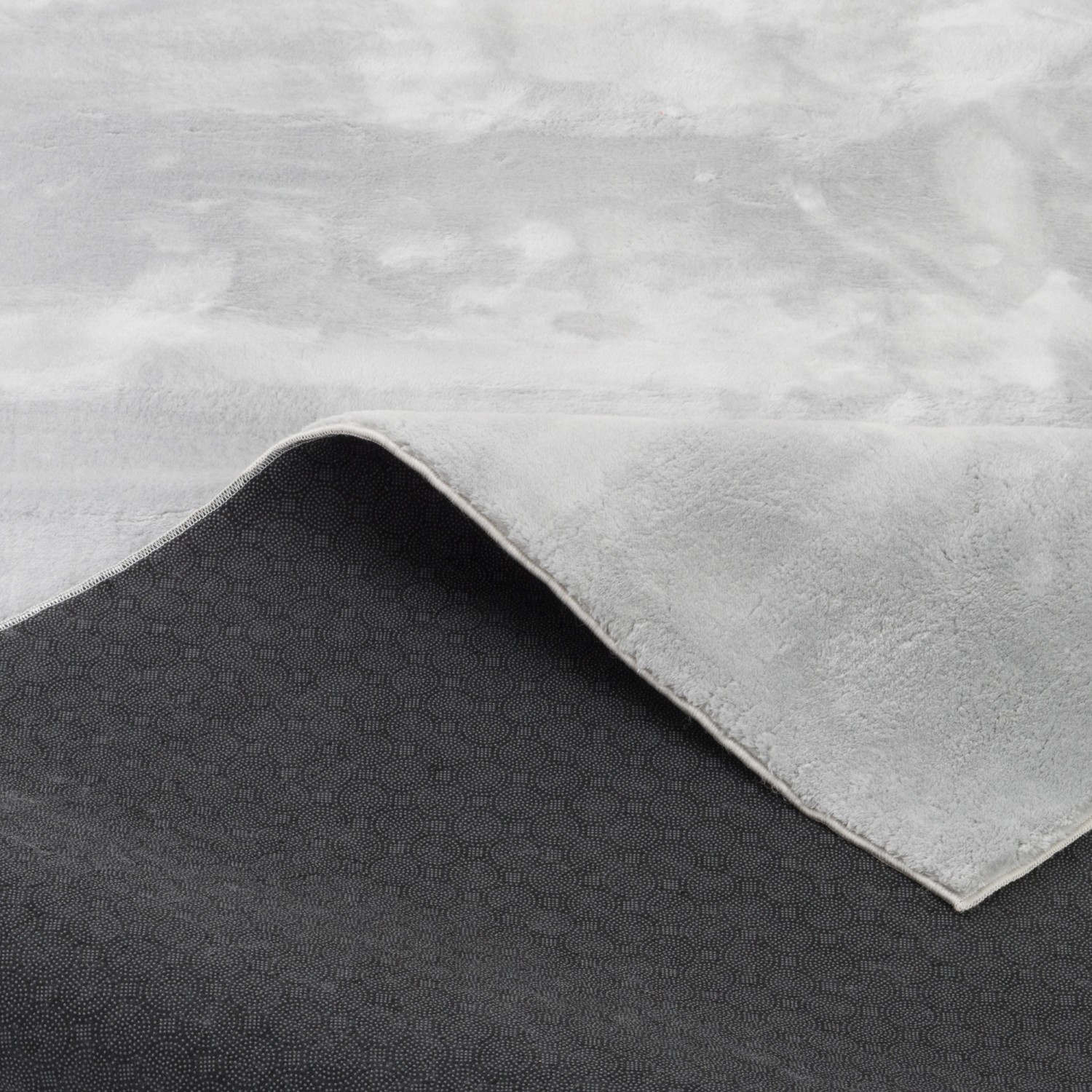 Detailansicht: Grauer Pergamon Luxus Fellteppich (140x200cm) mit weicher Oberfläche und rutschfester Rückseite.