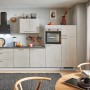 Moderne pino Küchenzeile in Beton Weißgrau mit Elektrogeräten und Spüle, 320 cm breit.